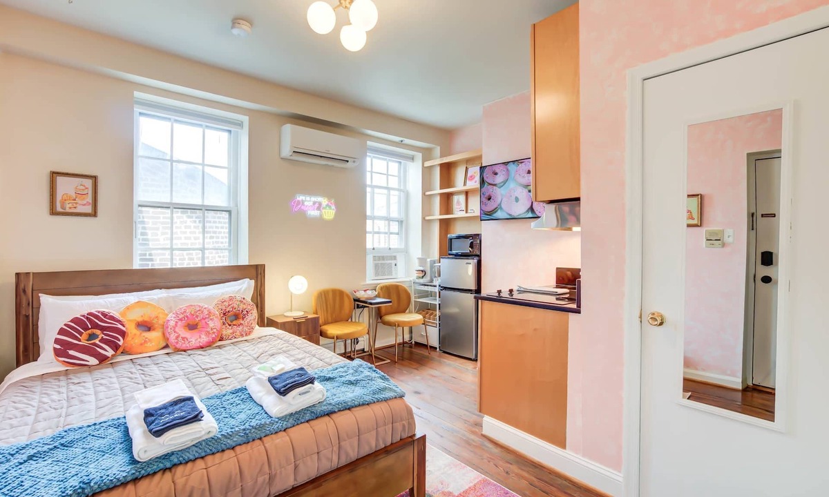Old Town Alexandria Apartment | Sweet Tooth Studio 99 Walk Score half Block to King