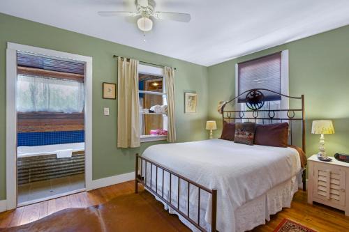 Dripping Springs Apartment | Swing On Inn- Honeycomb Hideaway Suite