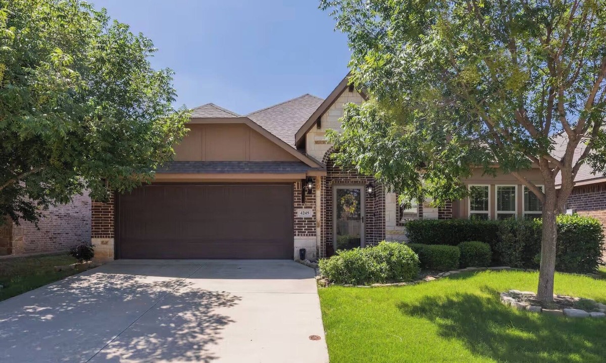 Crowley House | Texas Classic Retreat Elegant & Spacious 4BR Home