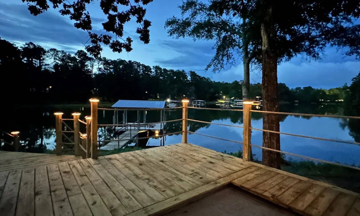 Abbeville Cabin | The BaitHouse - Charming Cabin