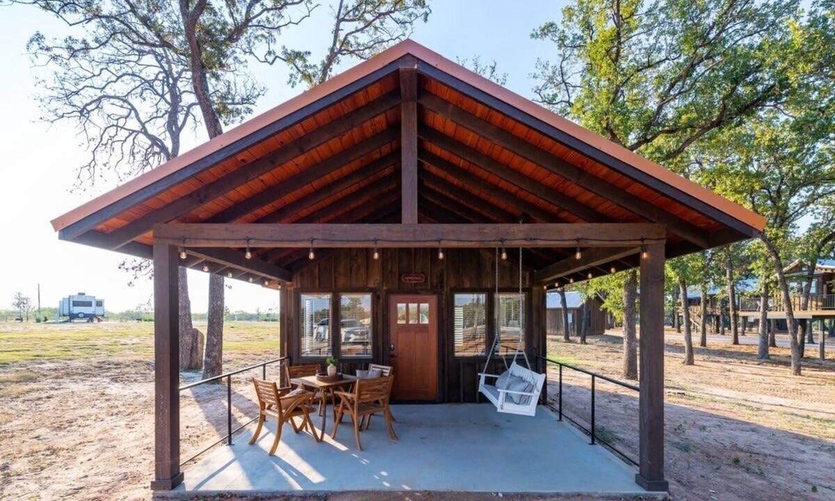 Elm Mott Ski Chalet | The Barn Swallow Cabin 15MIN to Magnolia & Baylor