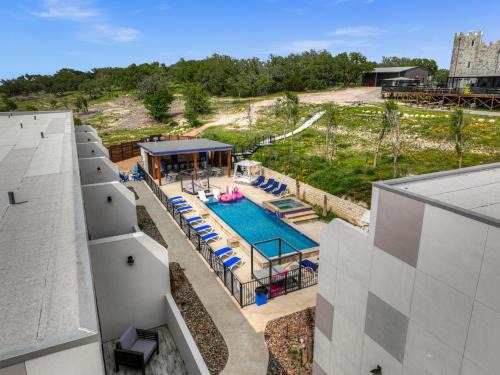Johnson City House | The Bentley Hotel - Clint Eastwood Room - Hill Country View
