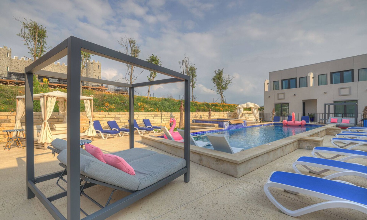 Johnson City Hotel | The Bentley Hotel - Marilyn Monroe Room - Hill Country View