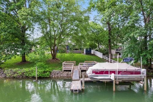 Mayhew House | The Blue Bungalow - Stay for 8