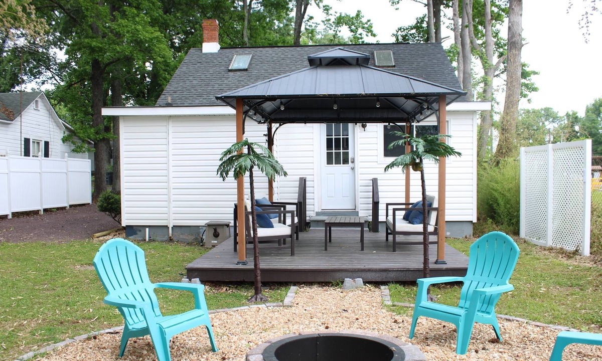 Colonial Beach House | The Blue Crab is 5 blocks from Beach, 0.5 miles to Beach, 100 ft from bay.