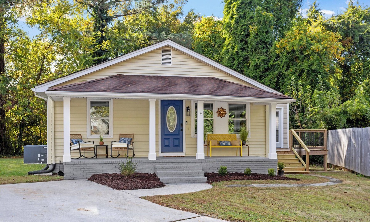 Durham House | The Blue Door Bungalow. Walk to Duke Medical/VA.
