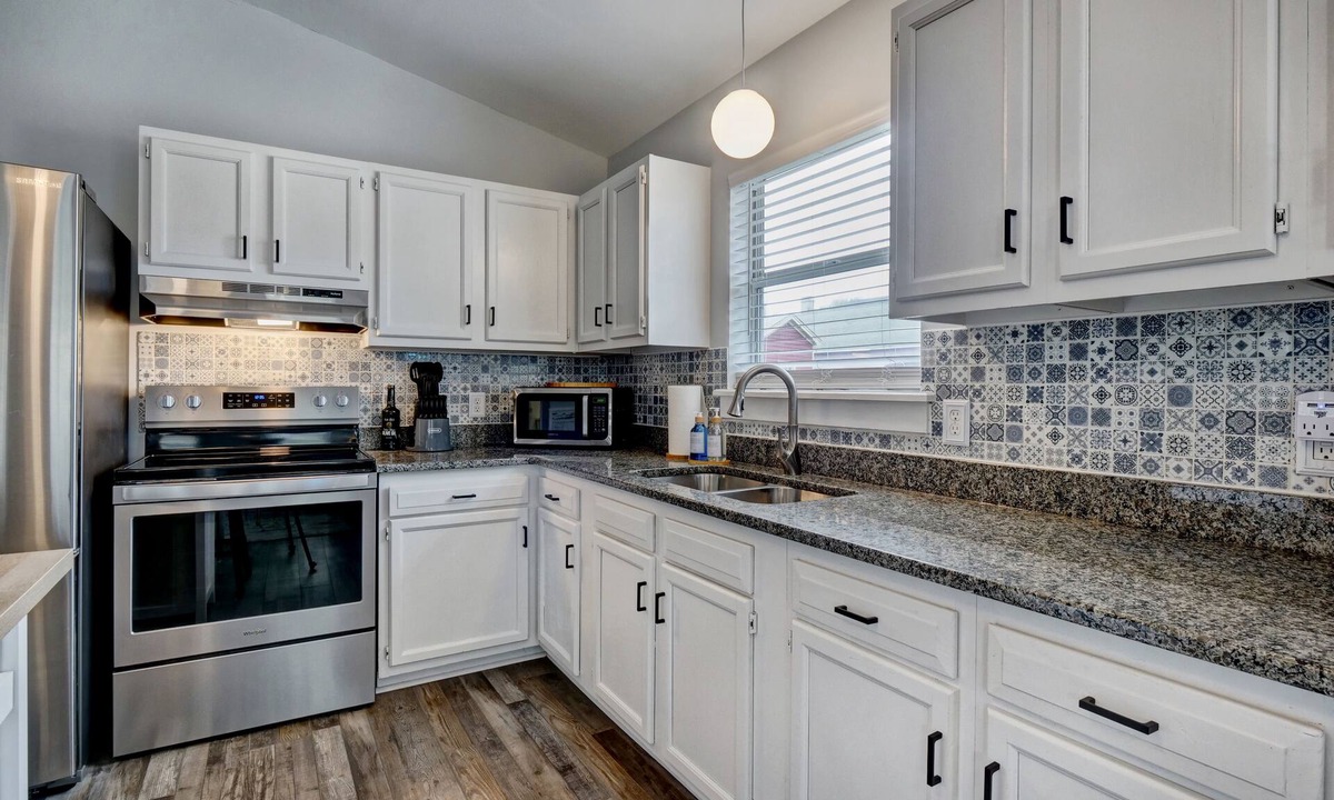 Wilmington Historic District Cottage | The "Blue Moon" Cottage, Downtown Wilmington! 9 blocks to Historic Riverfront!