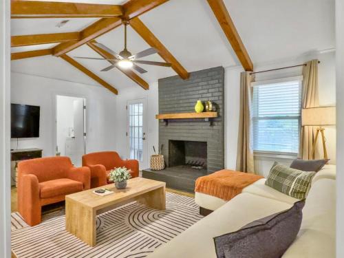 Lincolnville House | The Caspian large family house with private pool in Summerville