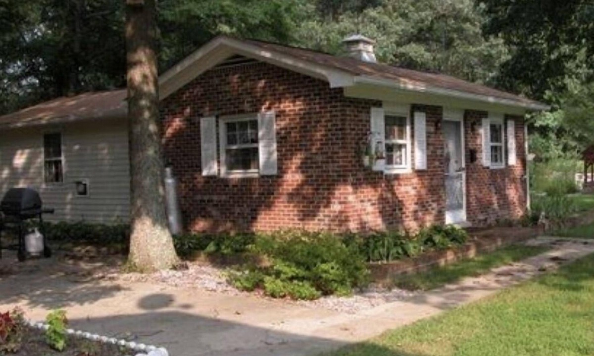 La Plata House | The Charming Country Cottage-Welcomes you and your pet!