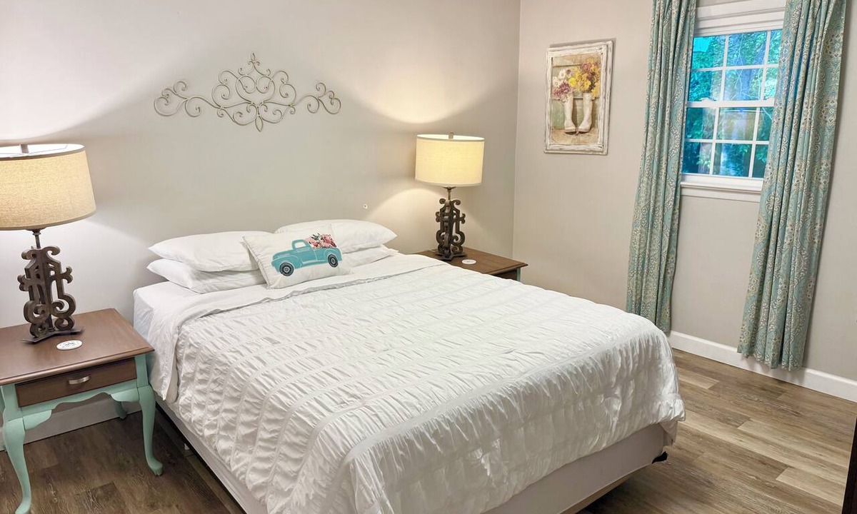 Hickory Apartment | The Country Bumpkin, Sleeps 4!
