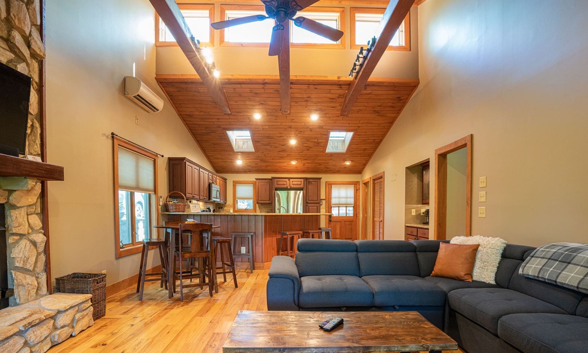 Mill Ridge Ski Chalet | The Elk Chalet: King Bed Suite, Hot Tub w/S'mores Bar & Putt-Putt!⛳️