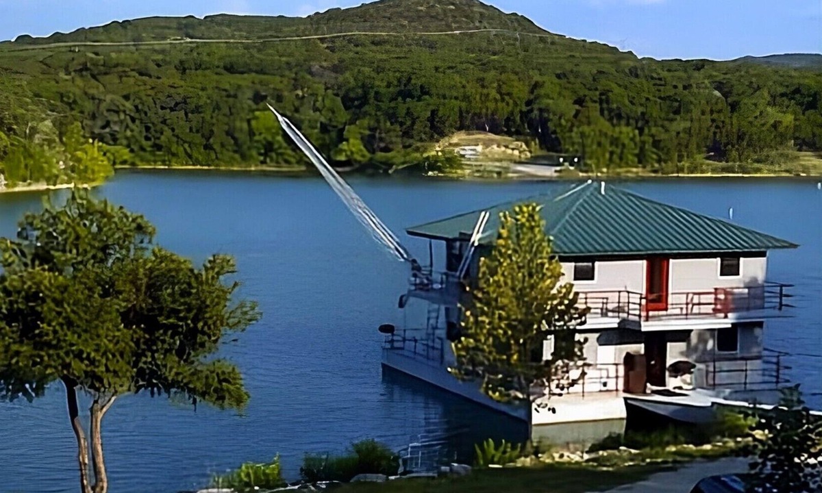 Leander House | The Famous FloatHouse Stay ON Lake Travis Unlike Anything Else