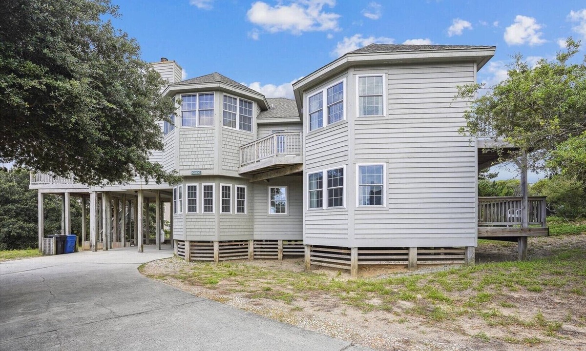 Duck House | The Glane at Ships Watch in Duck-One Block to Beach Access-4 Masters
