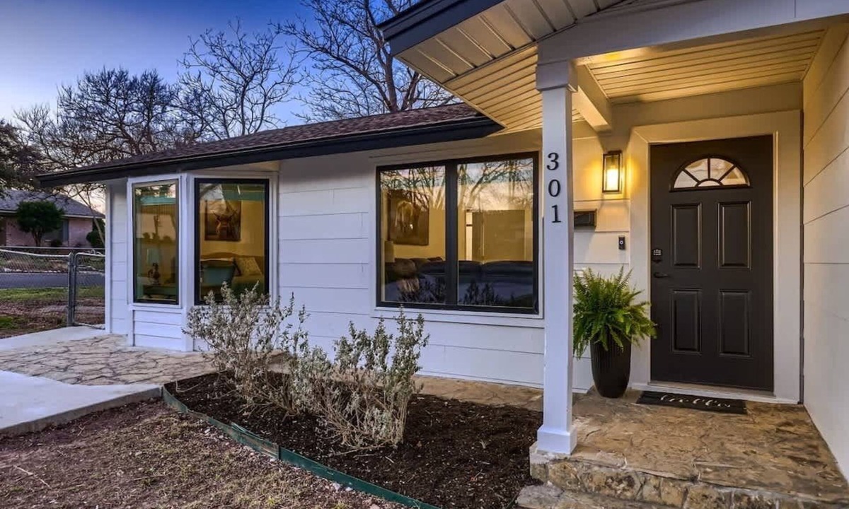 Georgetown House | The Highland Hideaway-Walk to the Historic Square!