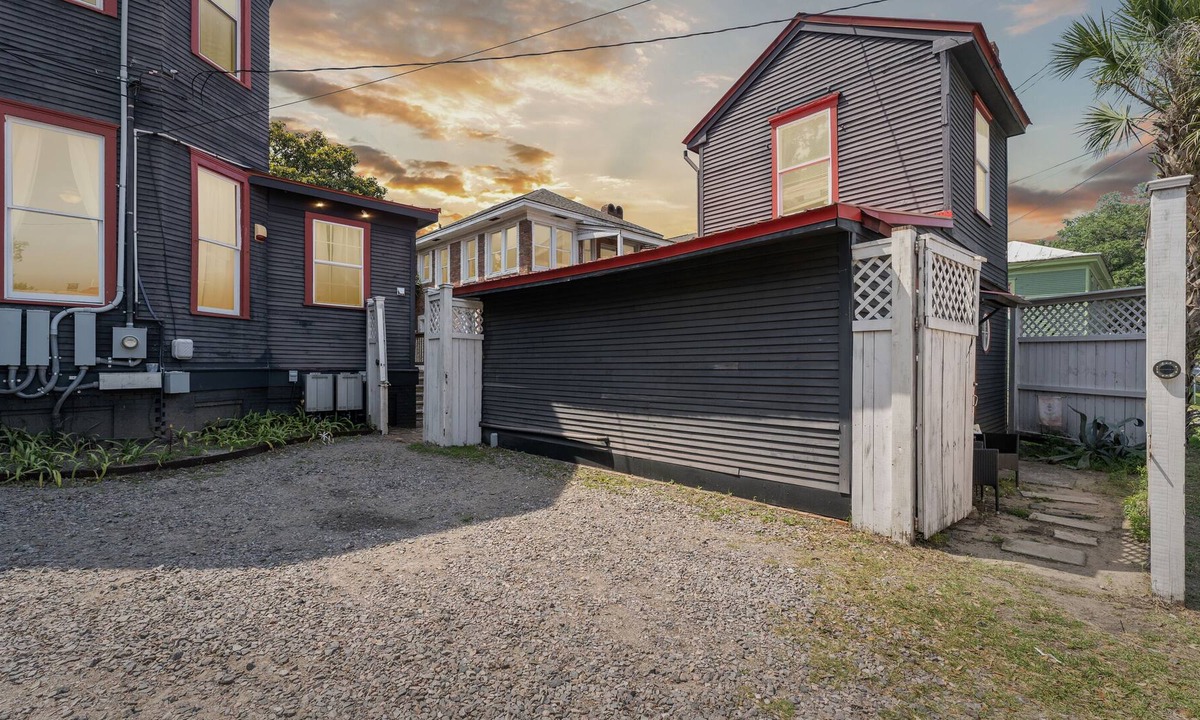 Metropolitan House | 🐝The Hive on 37th🐝 Starland District; 🐶Pets Welcome