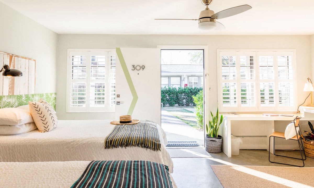 Atlantic Beach Hotel | The Hotel Palms Courtyard