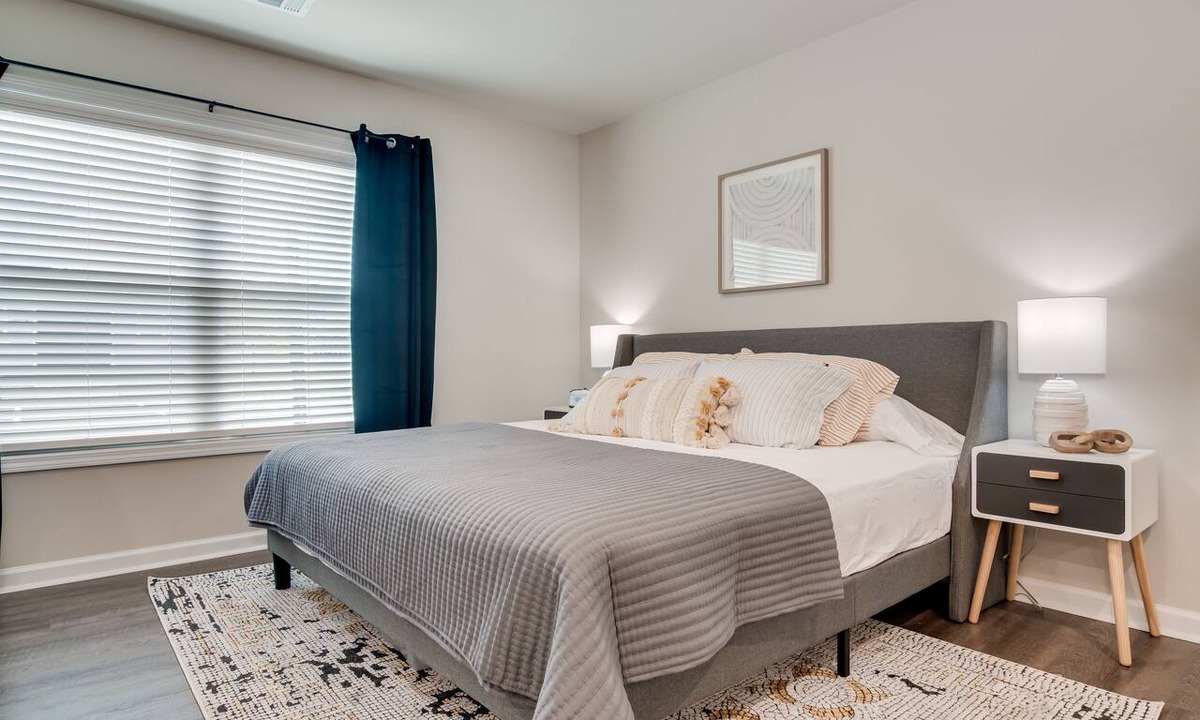 Augusta Apartment | The Jensen: King Bed - Fast WiFi - 55” Smart TV - Washer & Dryer