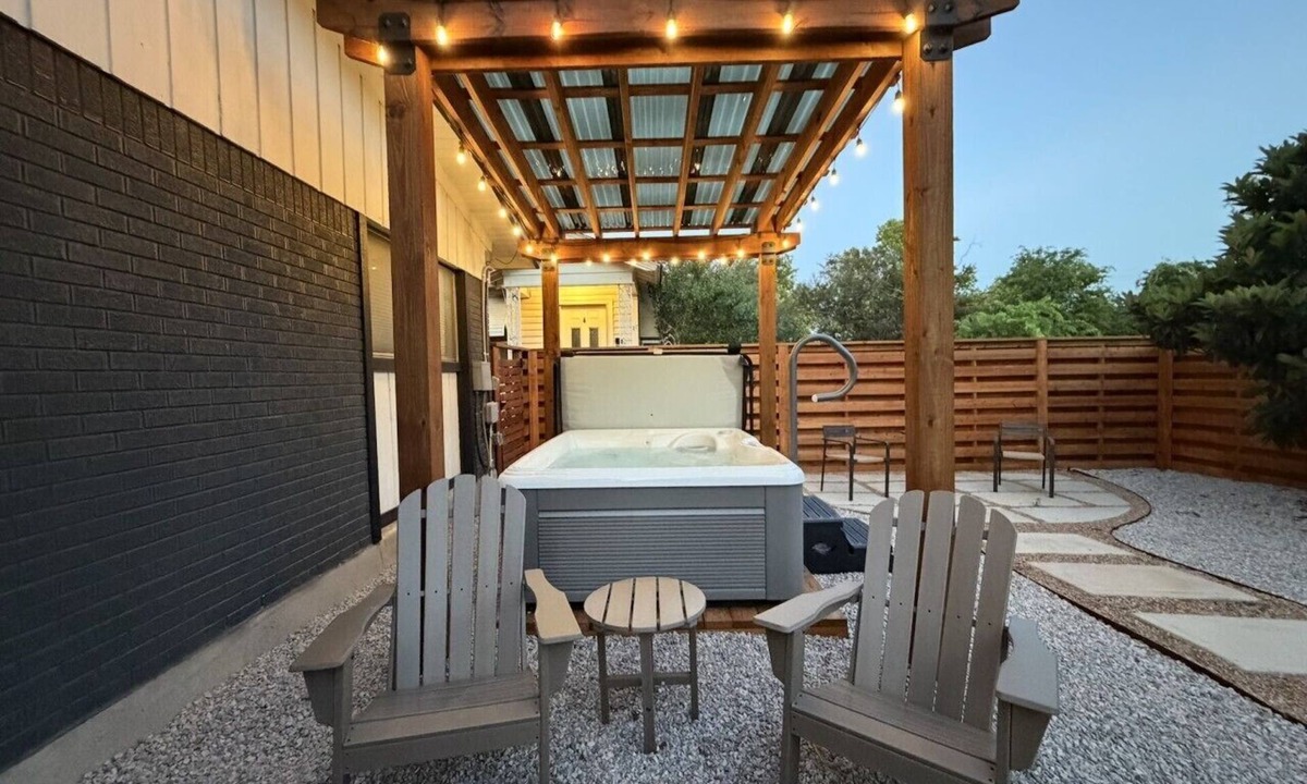 North Loop House | The Juniper - Renovated, Cozy North Loop Home w/Hot Tub