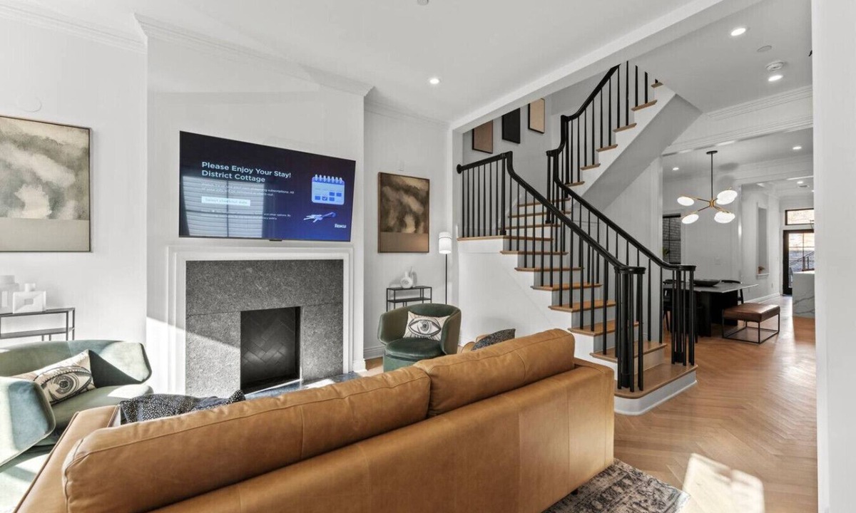 Bloomingdale House | The Lincoln | Entire 7BR DC Rowhome | Sleeps 14