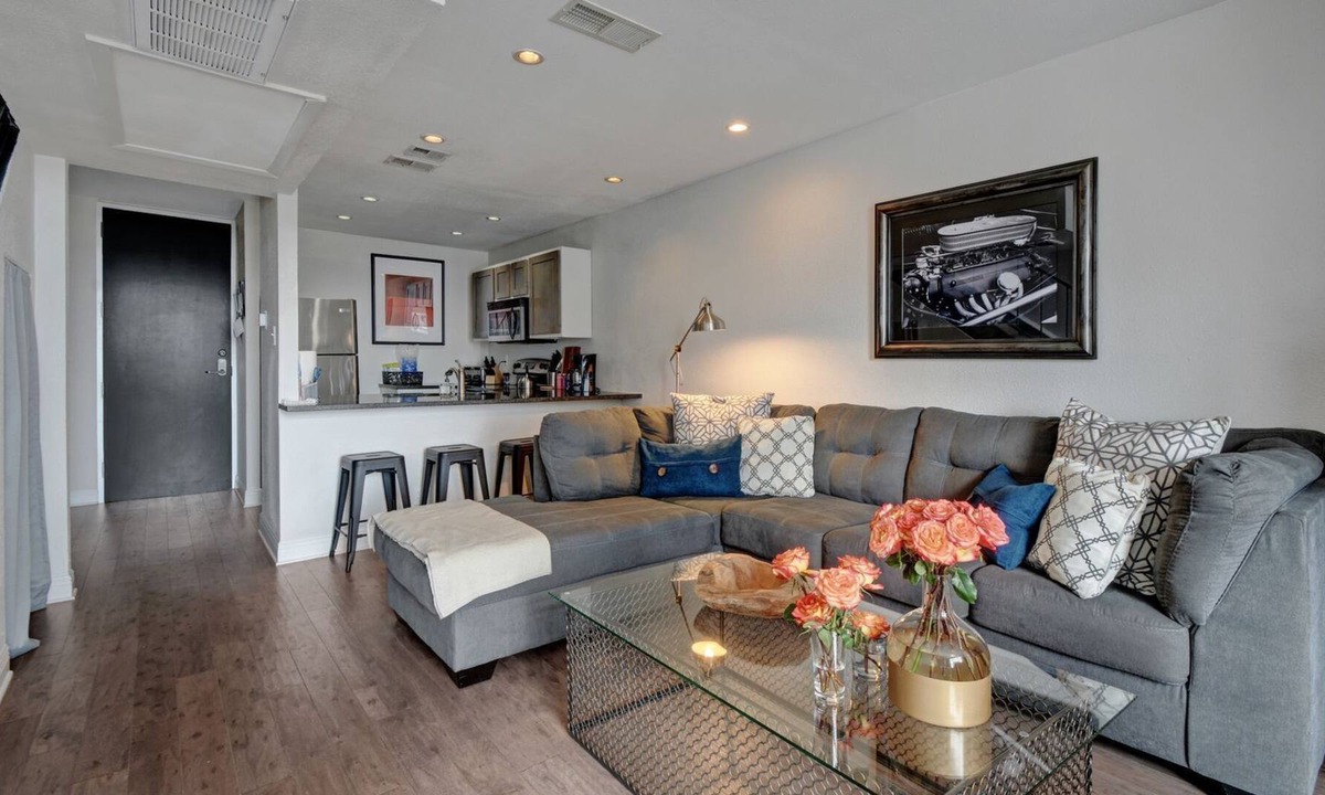 Waller Creek District Apartment | The Littlefields by Lodgewell, Urban Loft by Driskill Hotel