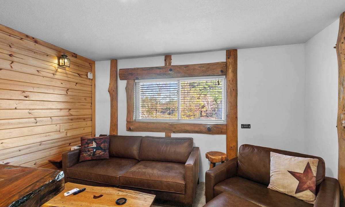 Enterprise Apartment | "The Lodge"- APT w/Loft Bedroom, Walnut Bar, Quiet Setting, Covered Parking