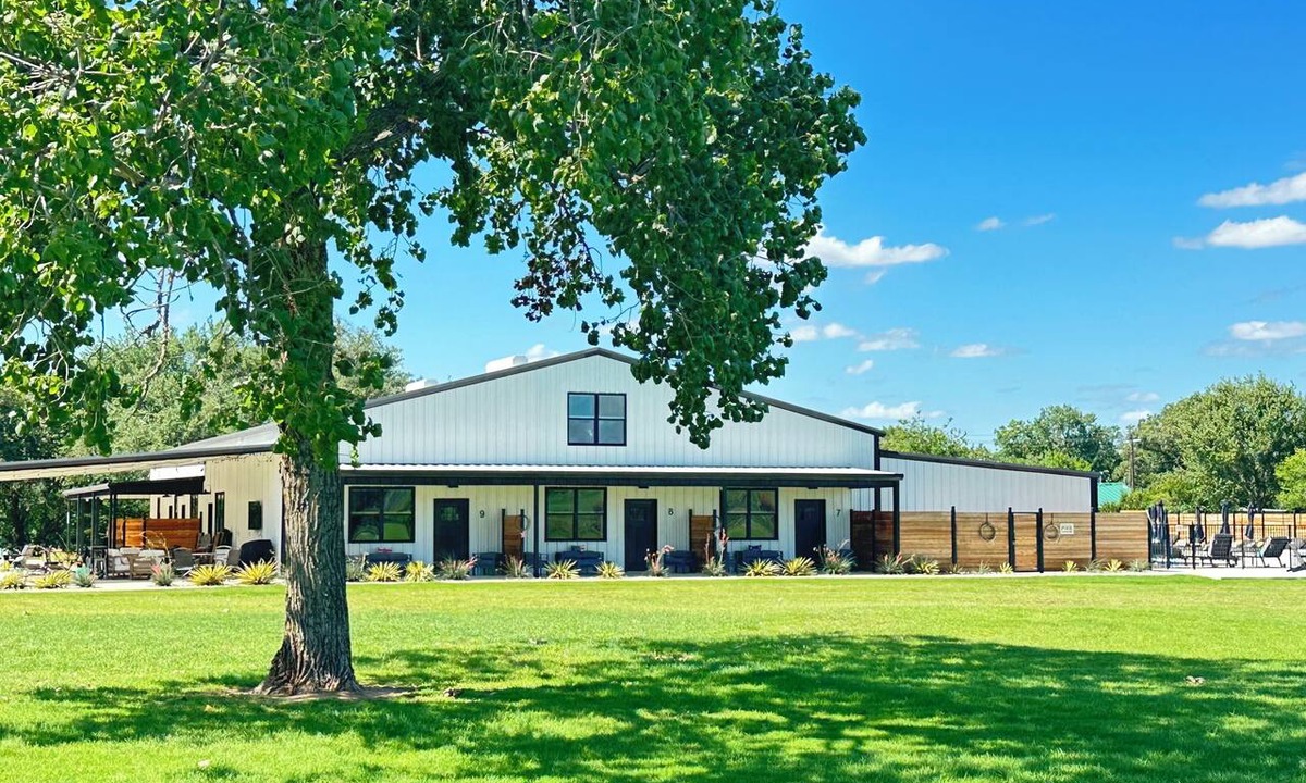 Dennis Hotel | The Main Barndo PLUS 8 Bungalows @BarndoBungalows