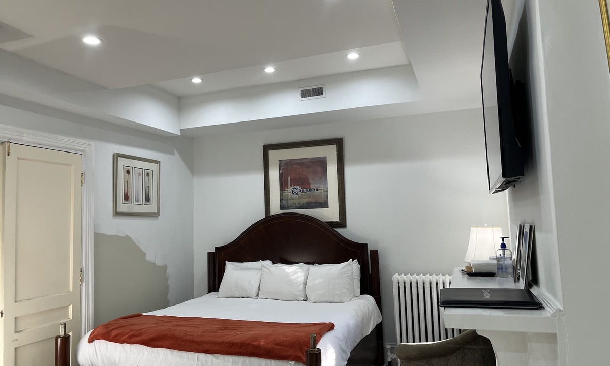 Columbia Heights House | The "Mark" Victorian Brownstone – Sleeps 10-12/9 Beds