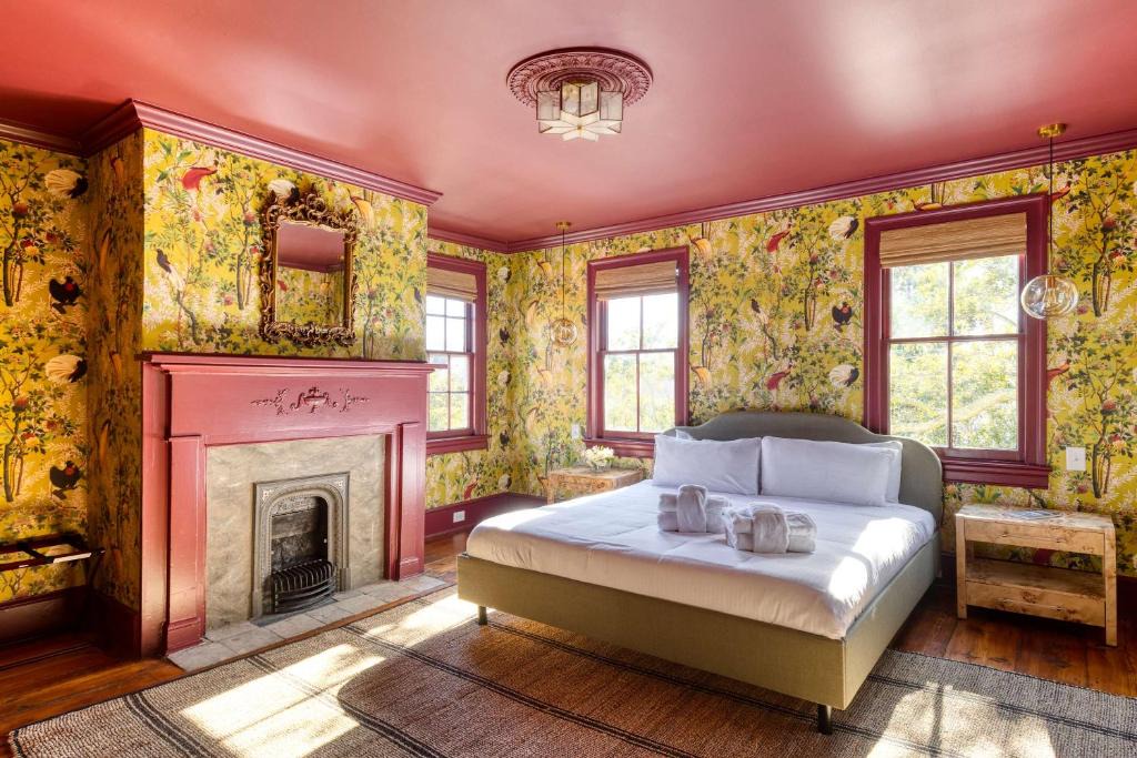 Harleston Village Bed & Breakfast | The Nicholas George's King Suite- Walk to King