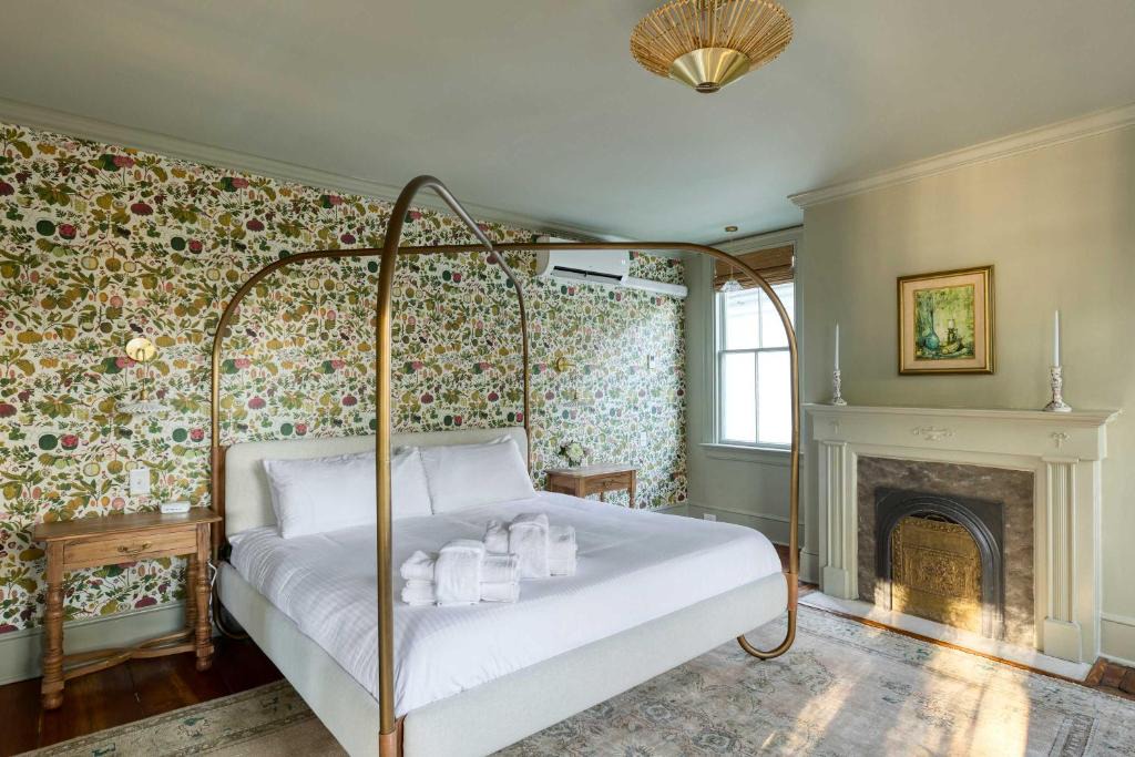 Harleston Village Bed & Breakfast | The Nicholas Veranda King Suite - Steps to King