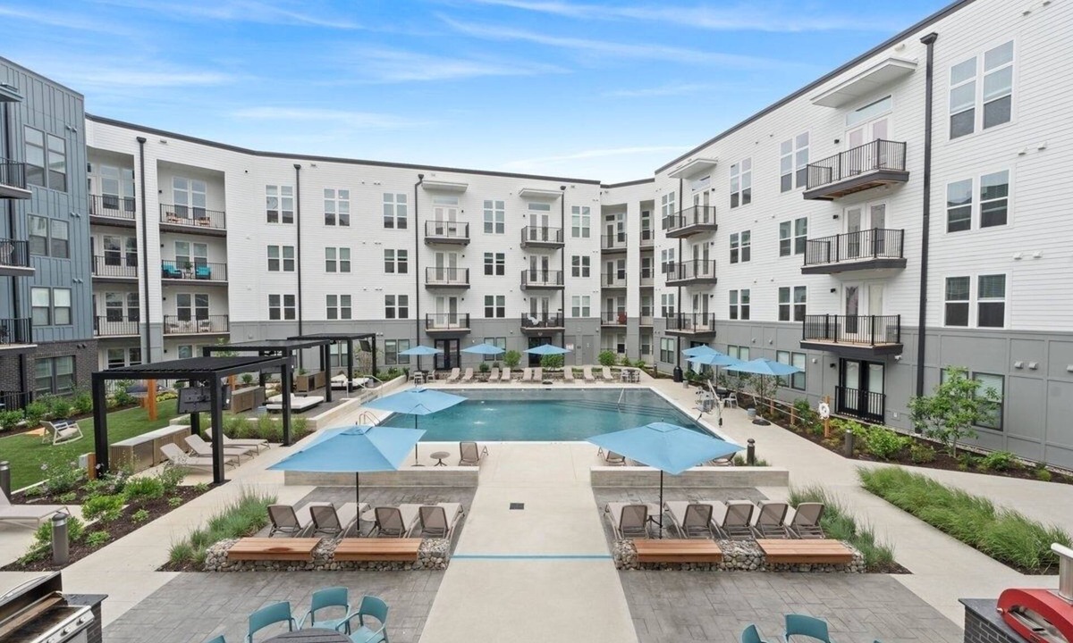 Monroe Ward Apartment | The Opulence 1-Bedroom Apartment - Downtown VCU with Gym, Pool & Parking