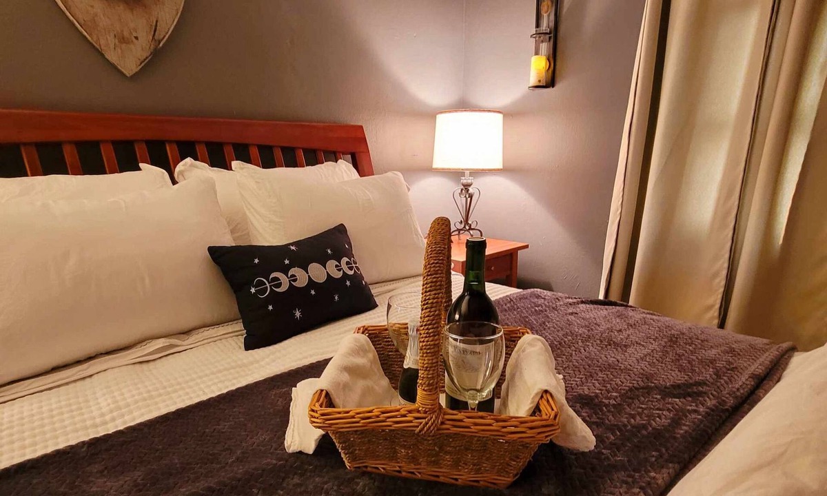 Huntingdon Bed & Breakfast | The Pause Bed & Breakfast