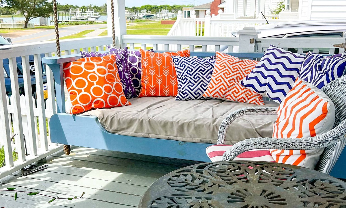Morehead City Cottage | The PonyView - Downtown Beaufort on historic Front St! Views of Wild Horses