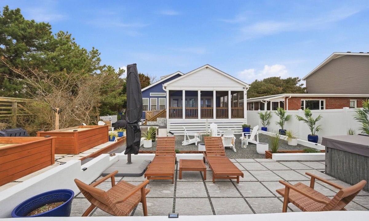 Bayview House | The Sandcastle- Large Patio And Deck on the Beach