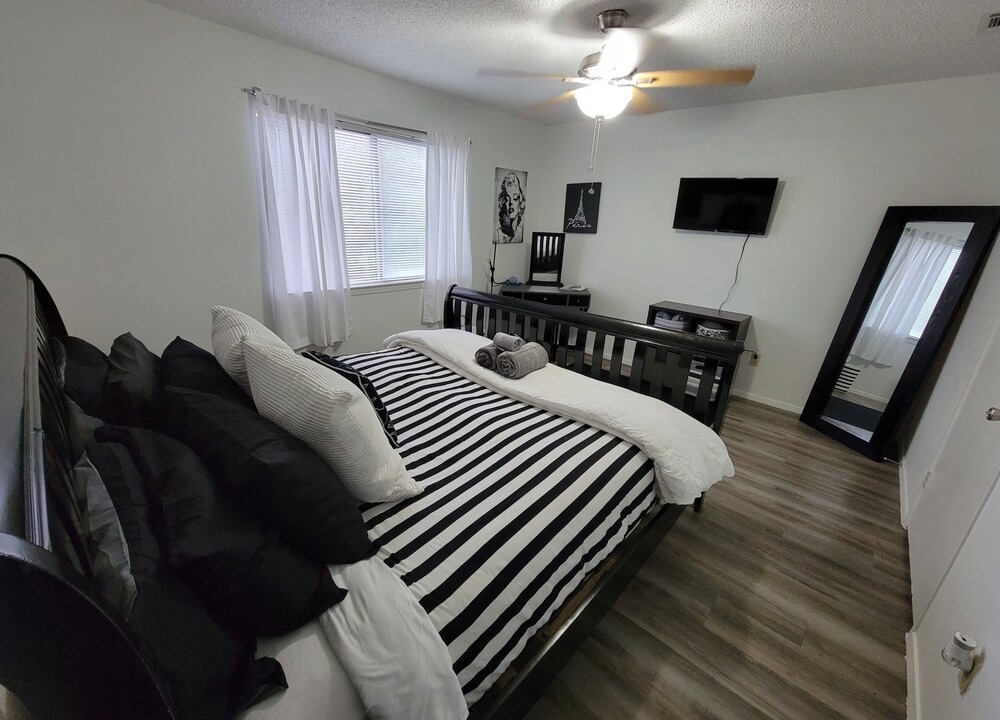 Dawson Apartment | **The Sexiest Suite ATX! ** Perfect location in SoCo District- Congress St <3