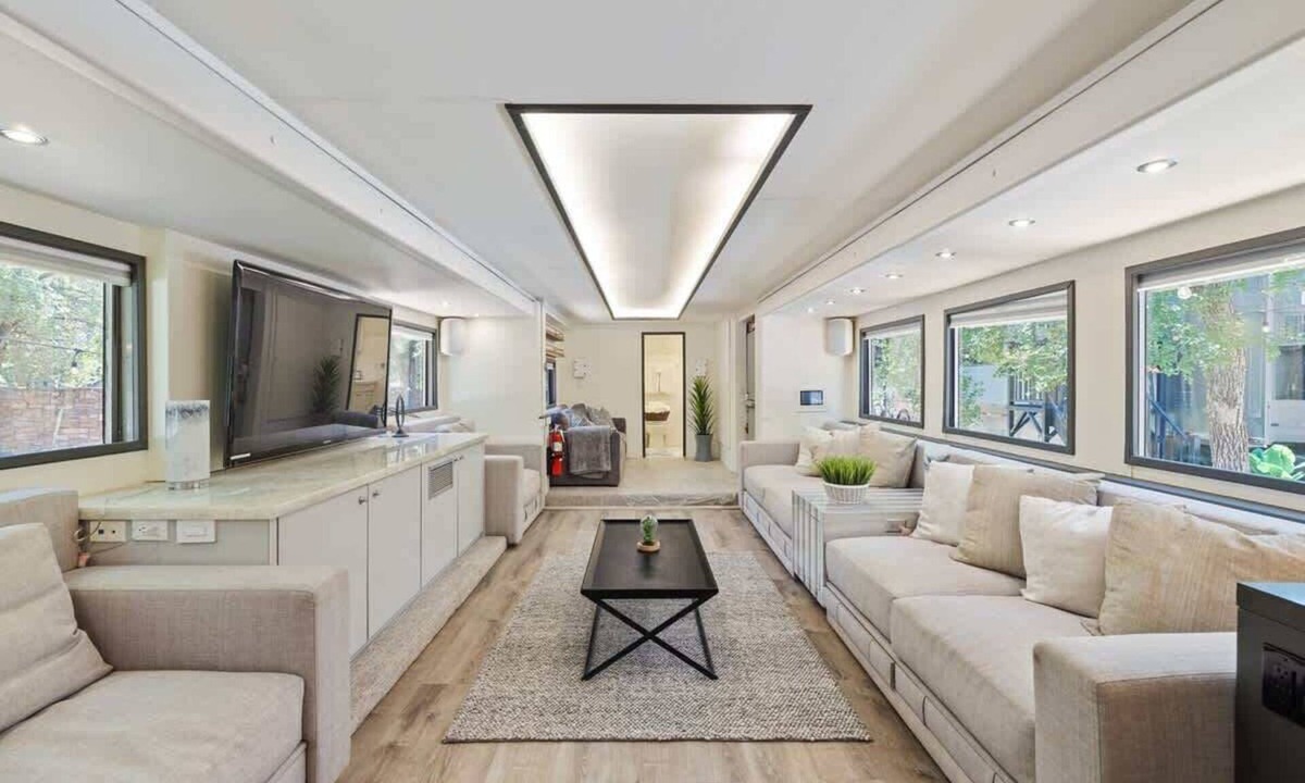 Austin Villa | The Studio Unit near COTA: Hot Tub, BBQ & Events!
