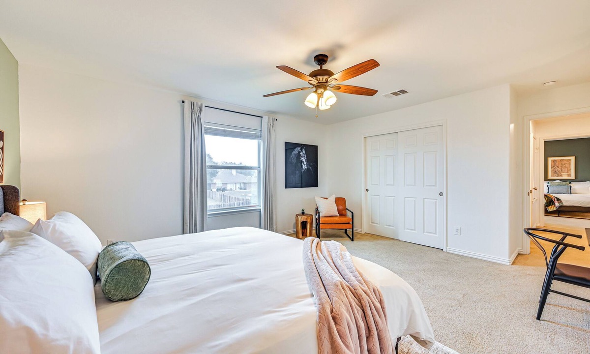 Killeen House | The Texan: Big Family Getaway with Texas Charm: 6BR in Killeen