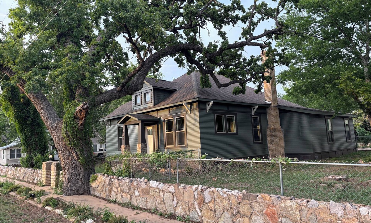 Burnet House | The Vandeveer, Stunning Craftsman Estate in Historic Downtown Burnet