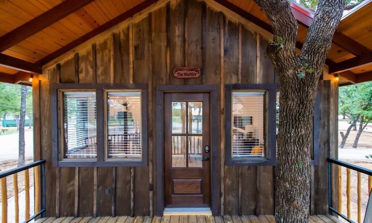 Elm Mott RV Rental | The Warbler Treehouse 15 MIn to Magnolia & Baylor