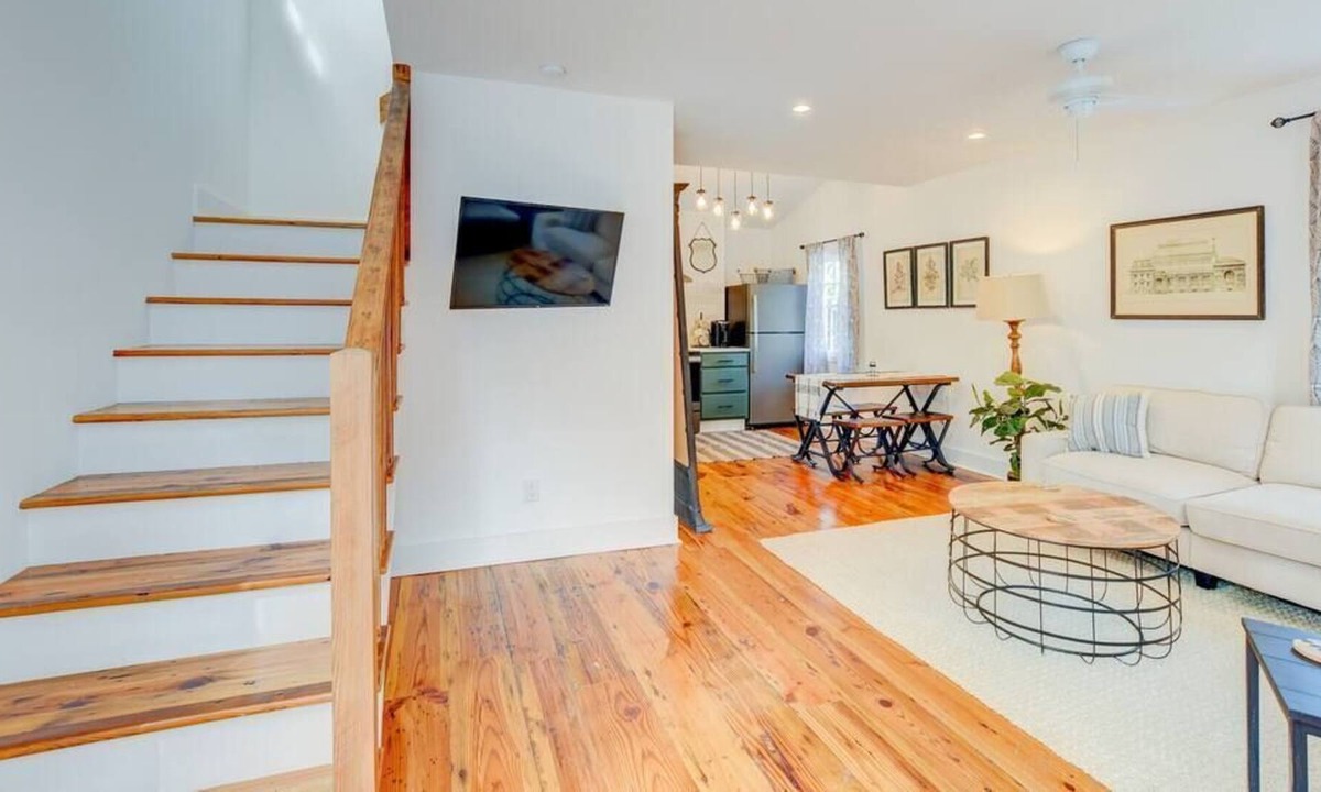 Westside Cottage | This cottage is a 1 bedroom(s), 1.5 bathrooms, located in Charleston, SC.