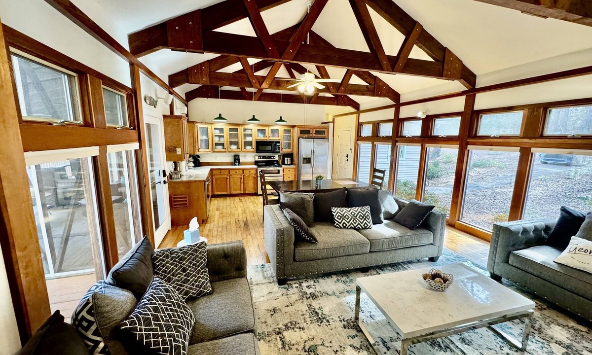 Hartwell House | This gorgeous lakefront home with beautiful seasonal views
