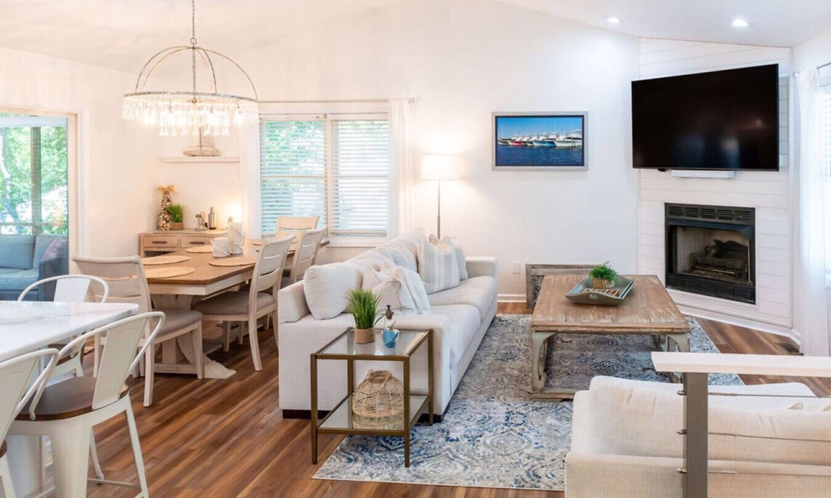 Pine Knoll Shores House | Three bedroom house on the SOBX with kayaks and Golf Cart— cruise to the beach!