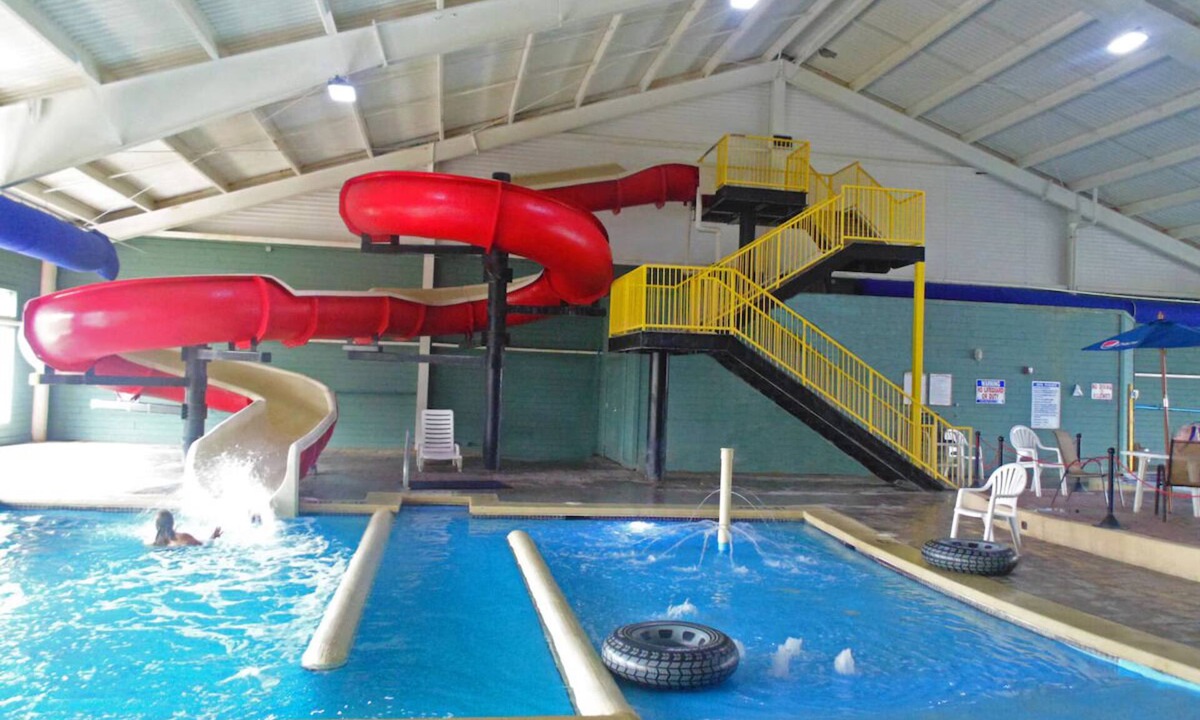 Houghton Lake Hotel | Three Units | Free Breakfast | Direct Pool & Jacuzzi Access | Nearby Lake & Park