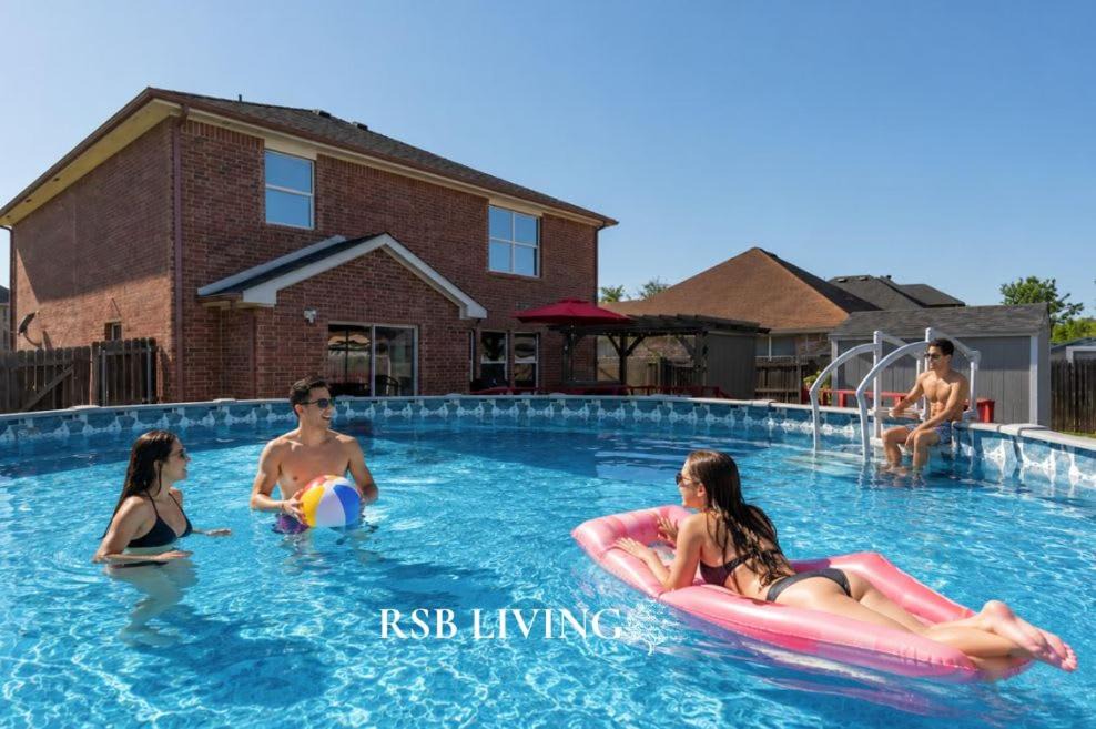 Grand Prairie House | Top-Notch 5BR 2,5BA Holiday Villa with Pool