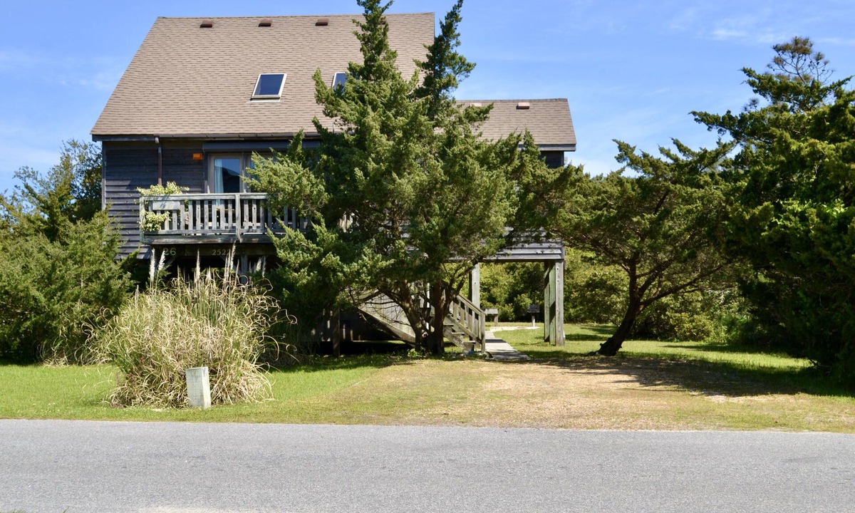 Rodanthe House | Tranquility Cottage - A few houses from the ocean or sound . {Waves, N.C.}