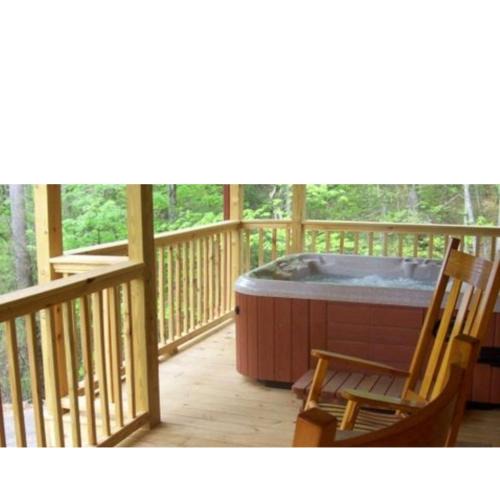 Hendersonville House | Treetops Cabin-Peaceful 1BR 20-Acre Rural Retreat-HotTub-WiFi-Near Asheville