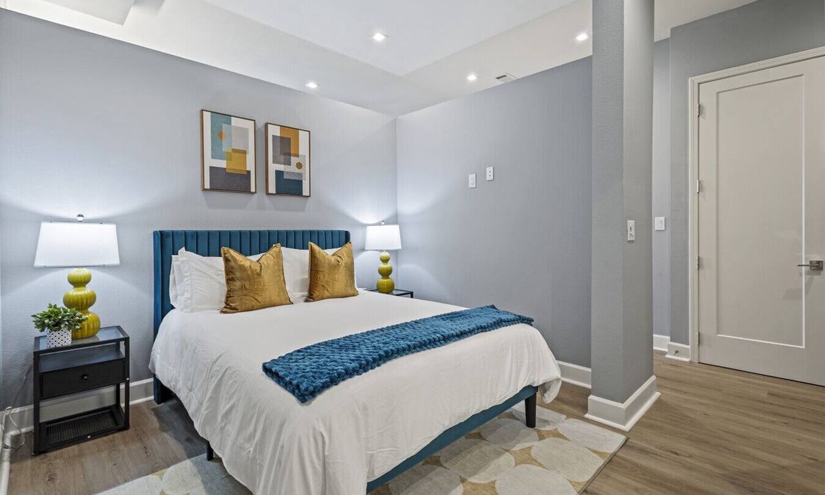 Cedars Apartment | Trendy 1BR w/10ft Ceilings+FREE Parking+ Pets OK