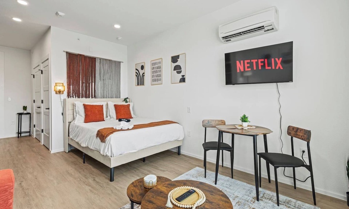 Oak Cliff Apartment | Trendy Bishop Arts | Game Room + Gym + Yoga