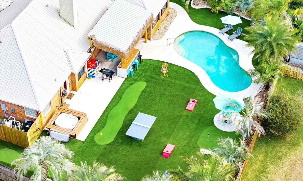 Thomas Drive House | Tropical Feel, Heated Pool, Hot Tub, Game Room, Mini Golf