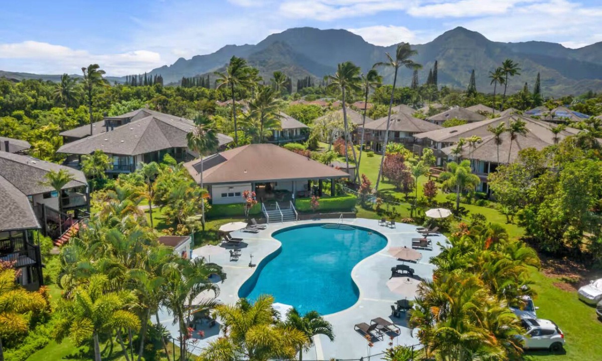 Kaiulani Condo | Tropical Garden Condo with AC and pool