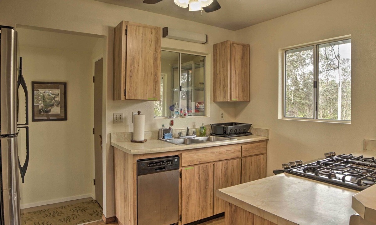 Ohia Estates Cottage | Tropical Volcano Bungalow < 4 Mi to Nat'l Park!